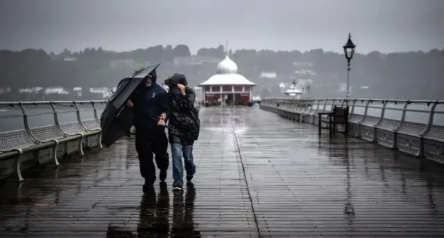 UK Weather Warning: Strong Winds and Heavy Rain Forecast