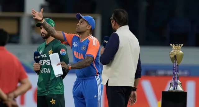 Pakistan Bats First, Teams Unchanged in Key Match